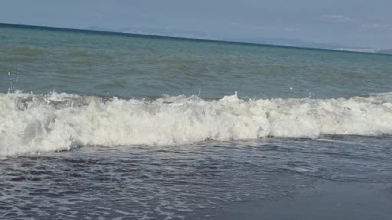 Deniz dalgaları tatilcileri kıyıda olta balıkçılığına yöneltti