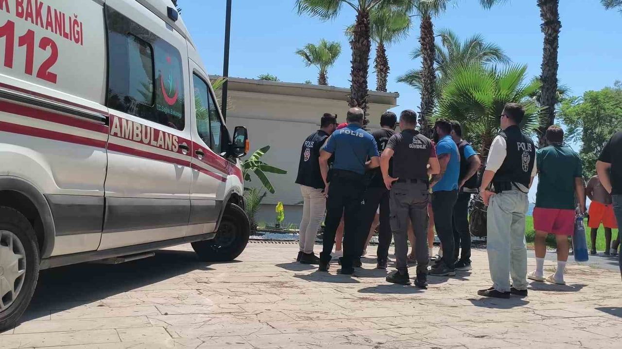 Denizde çırpınan genci fark eden cankurtaranlar müdahale etti