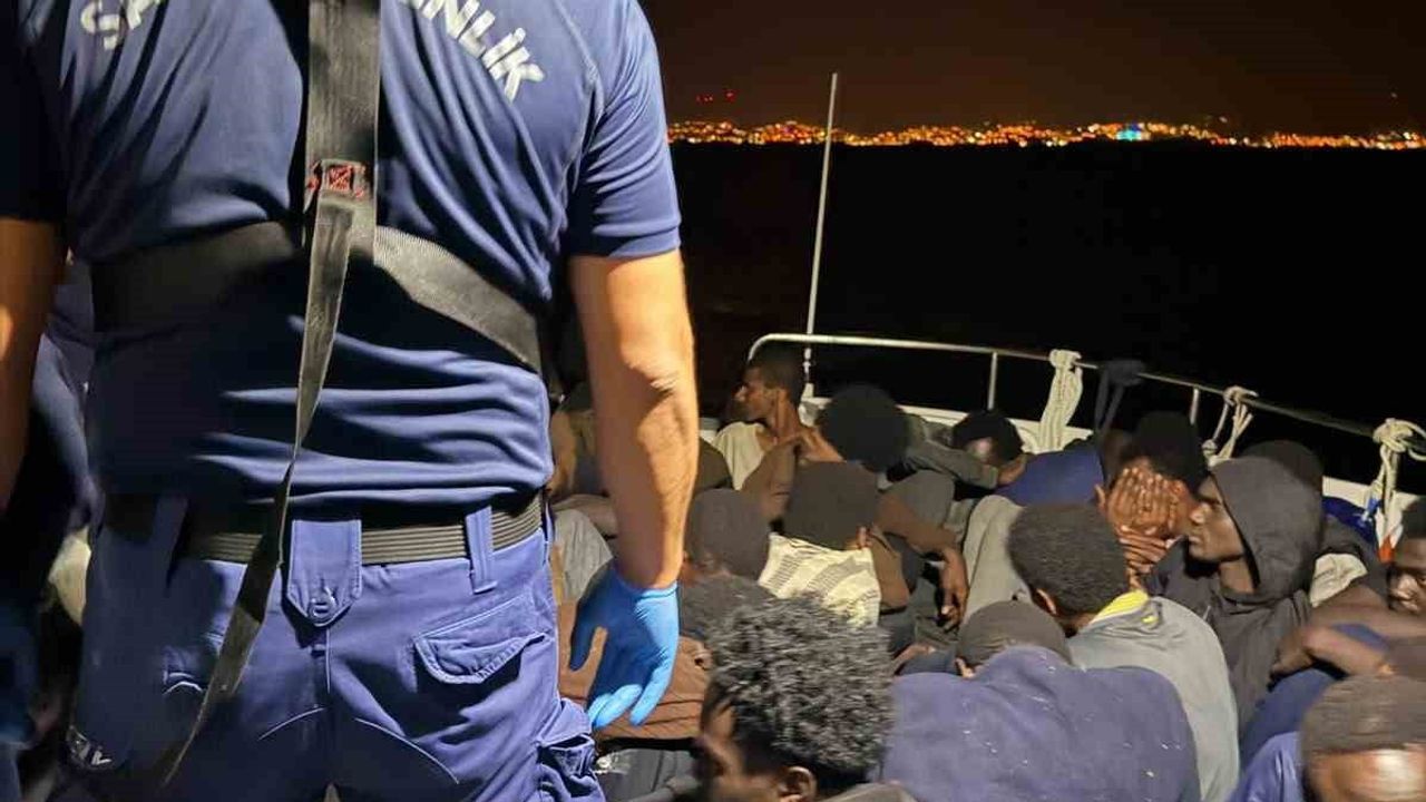 Denizde durdurulan lastik botta 29 düzensiz göçmen güvenli şekilde karaya çıkarıldı