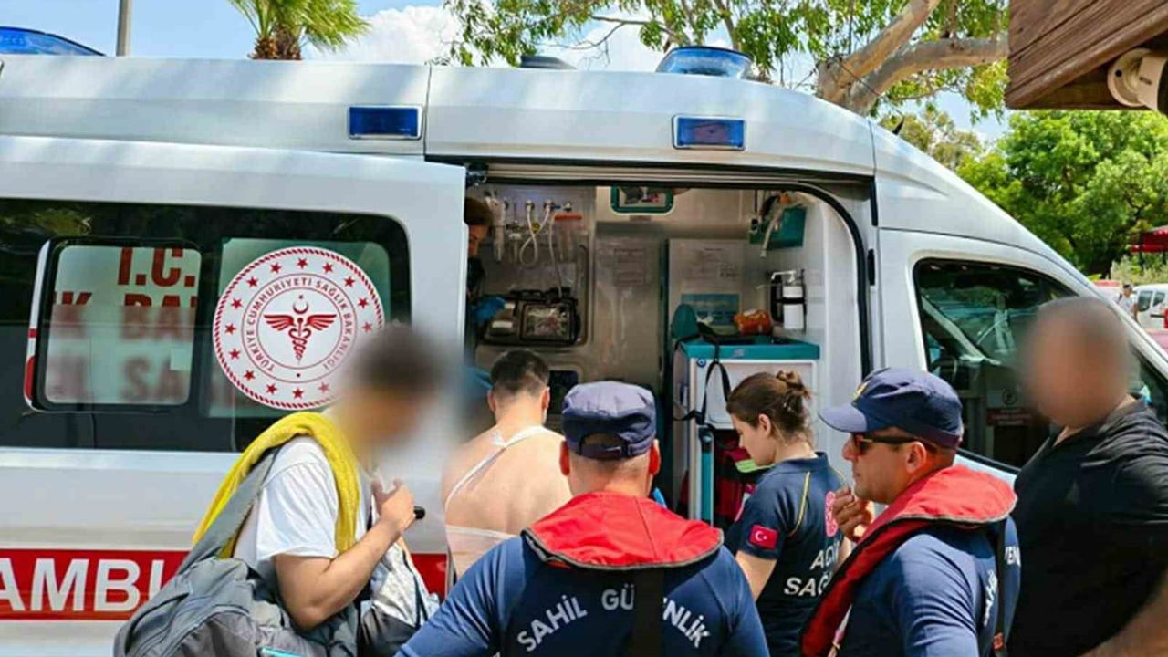 Denizde yaralanan iki kişi sahil güvenlik ekiplerince kıyıya ulaştırıldı