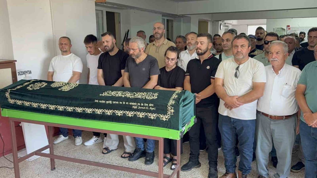 Denizde yardım çabası iki can aldı; enişte ve genç toprağa verildi