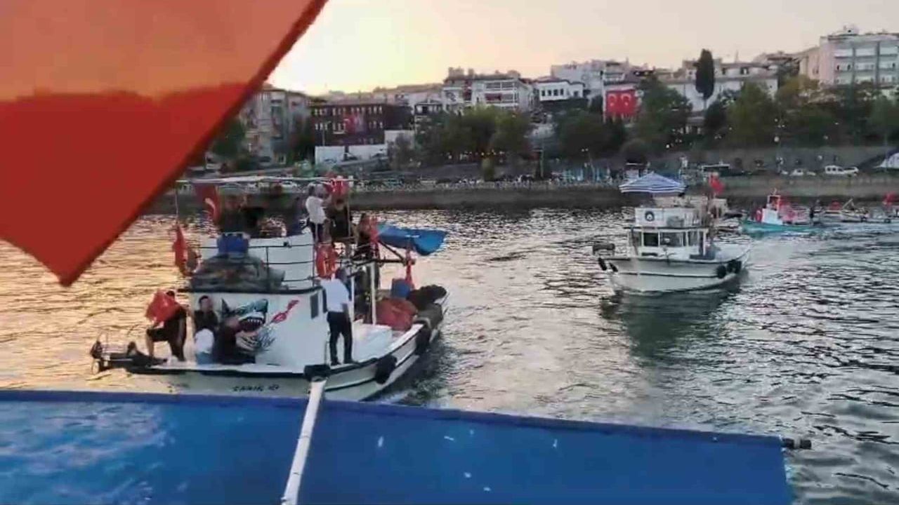 Denizde zafer coşkusu: Tekirdağ'da balıkçıların bayraklı konvoyu