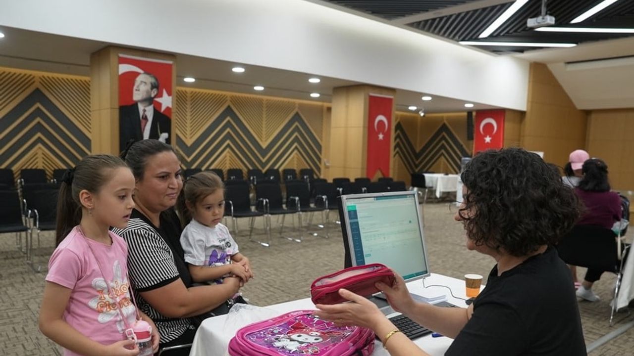 Denizli Büyükşehir ilkokula başlayan çocukların sırtını hafifletiyor