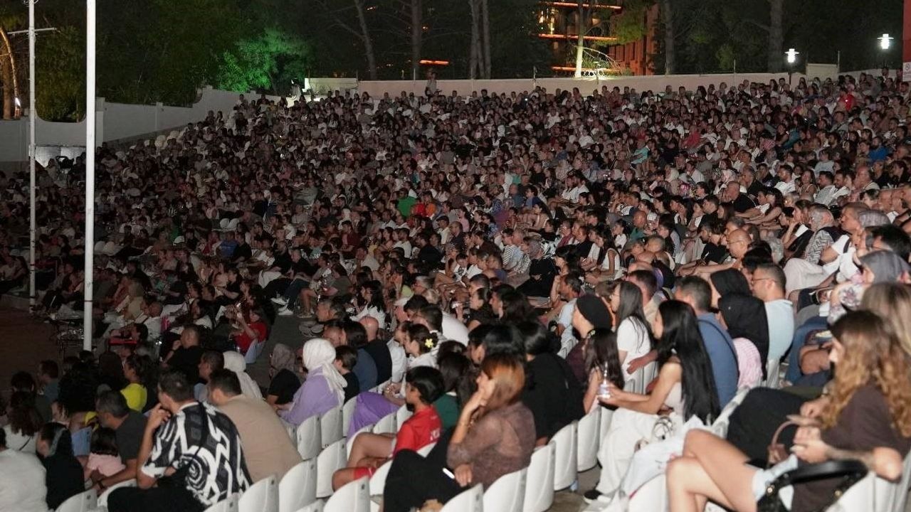 Denizli’de açık hava sineması yaz akşamlarını nostaljiyle buluşturuyor