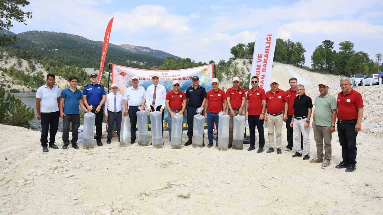 Denizli’de iç sulara can suyu: 1 milyon 386 bin yavru sazan bırakıldı