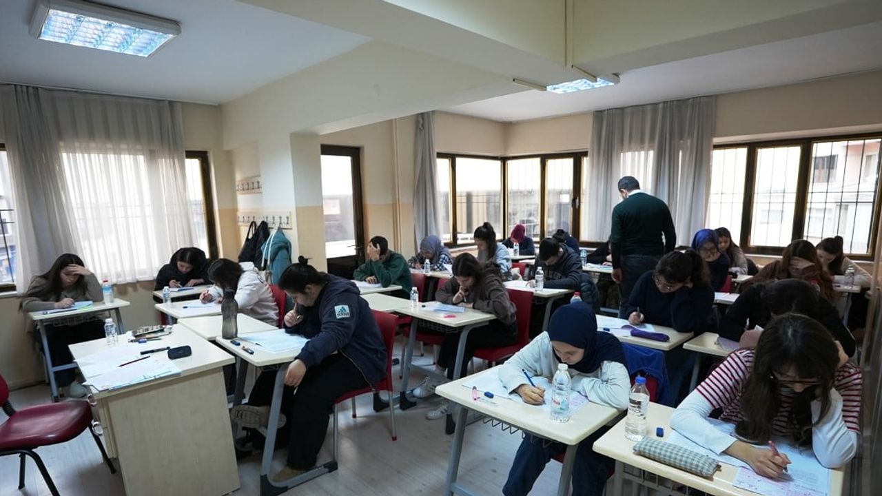 Denizli'de ücretsiz hazırlıkla 63 genç üniversite kapısını araladı