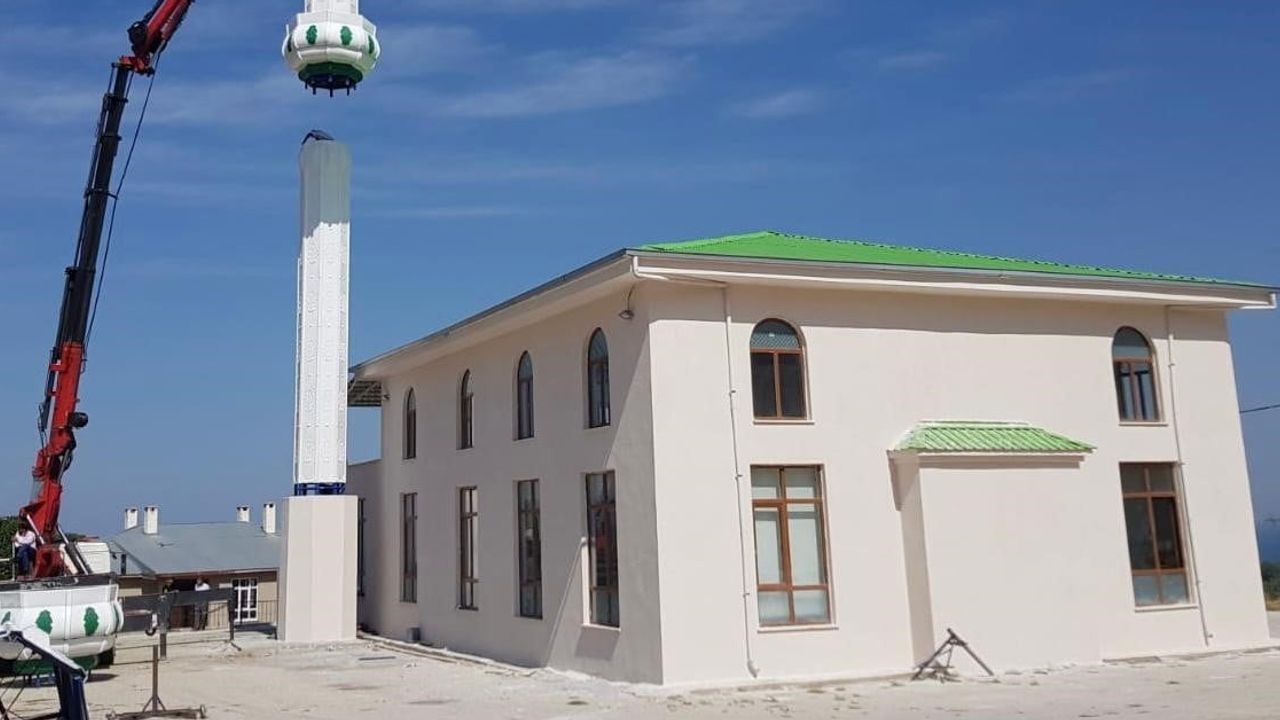 Depremle yıkılan minareyi çelikten yeniden inşa eden emekli imam