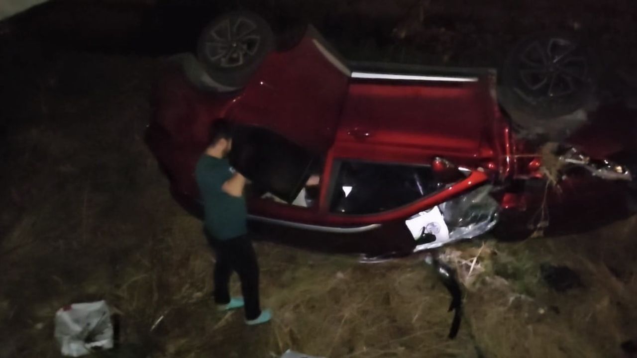 Dere yatağına uçan otomobil ters döndü, sürücü burnu bile kanamadan çıktı
