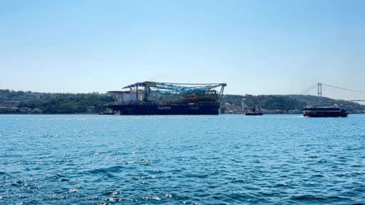 Dev vinç gemisi boğazdan geçiyor: Saipem 7000 İstanbul'da
