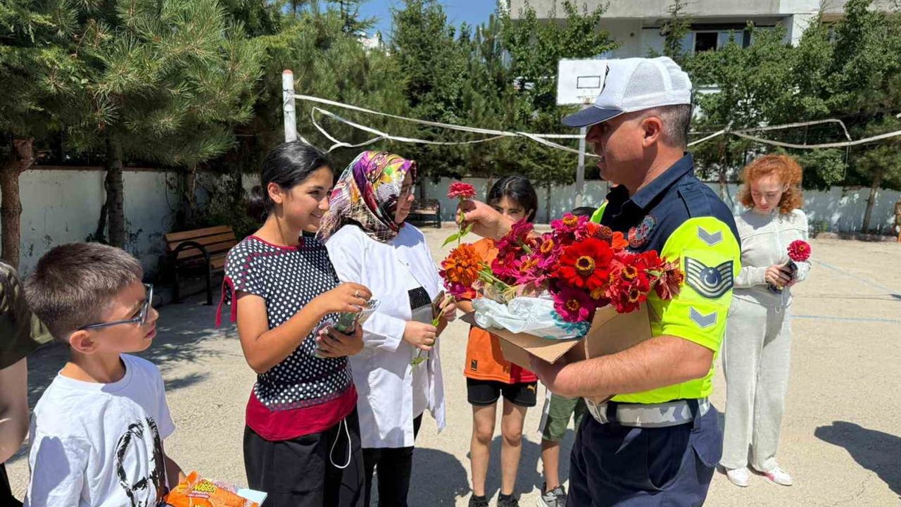 Develi'de jandarmadan öğrencilere yaya önceliği ve emniyet kemeri dersi