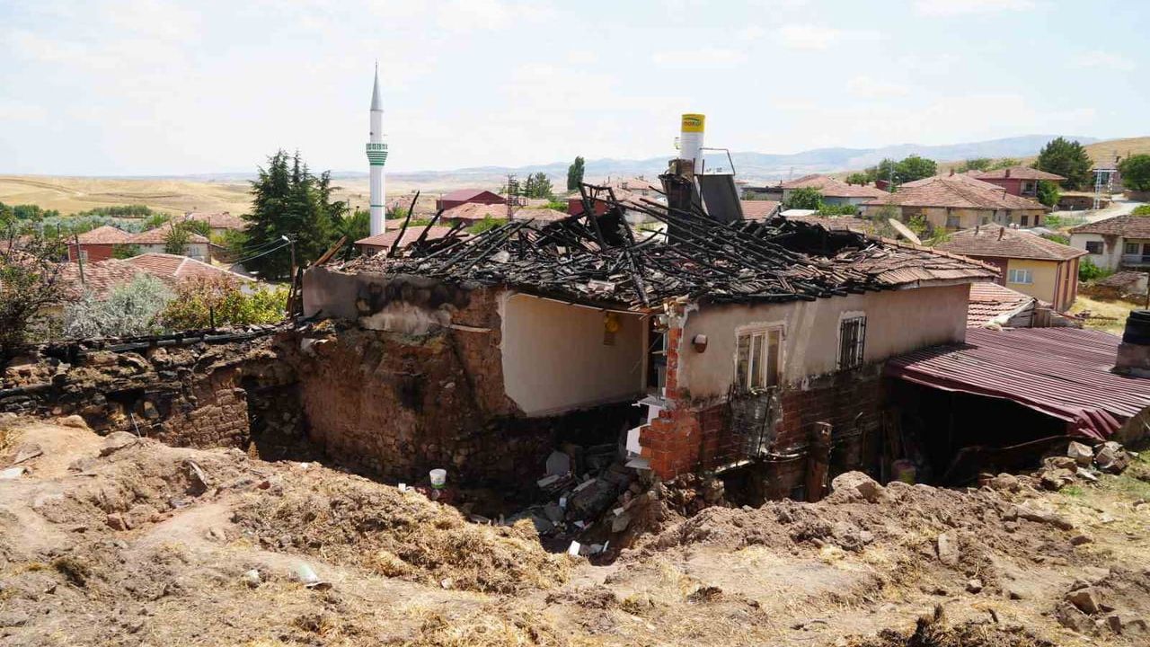 Devlet sahip çıktı: yangında evleri kül olan çiftin metaneti yankı buldu