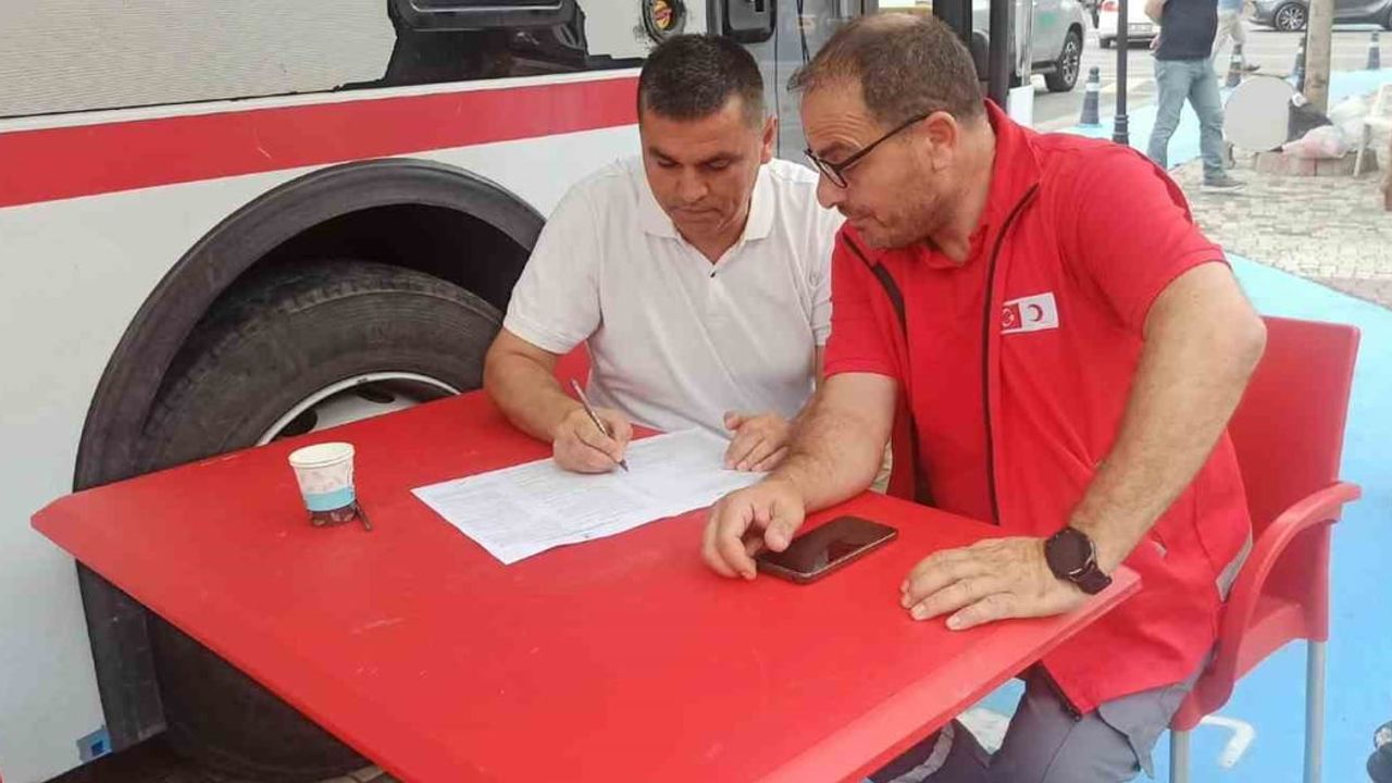 Devrek muhtarları Kızılay’a destek için kan bağışladı