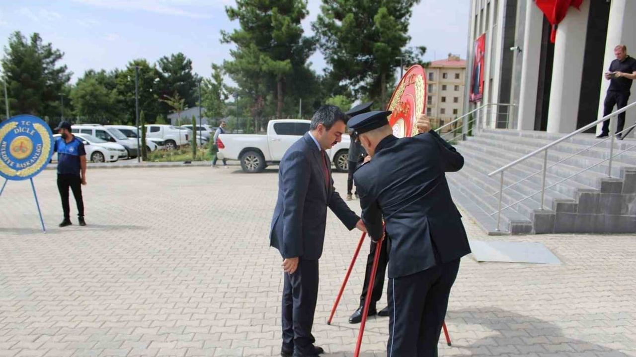 Dicle'de 30 Ağustos coşkusu: anıta çelenk bırakıldı