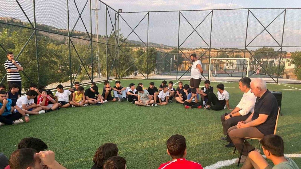 Dicle kaymakamı gençlerle selahaddin eyyubi kampında buluştu