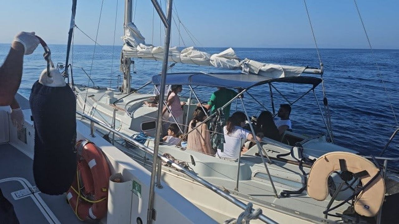 Didim açıklarında sürüklenen yelkenlideki göçmenler kurtarıldı, bir kaçakçı yakalandı