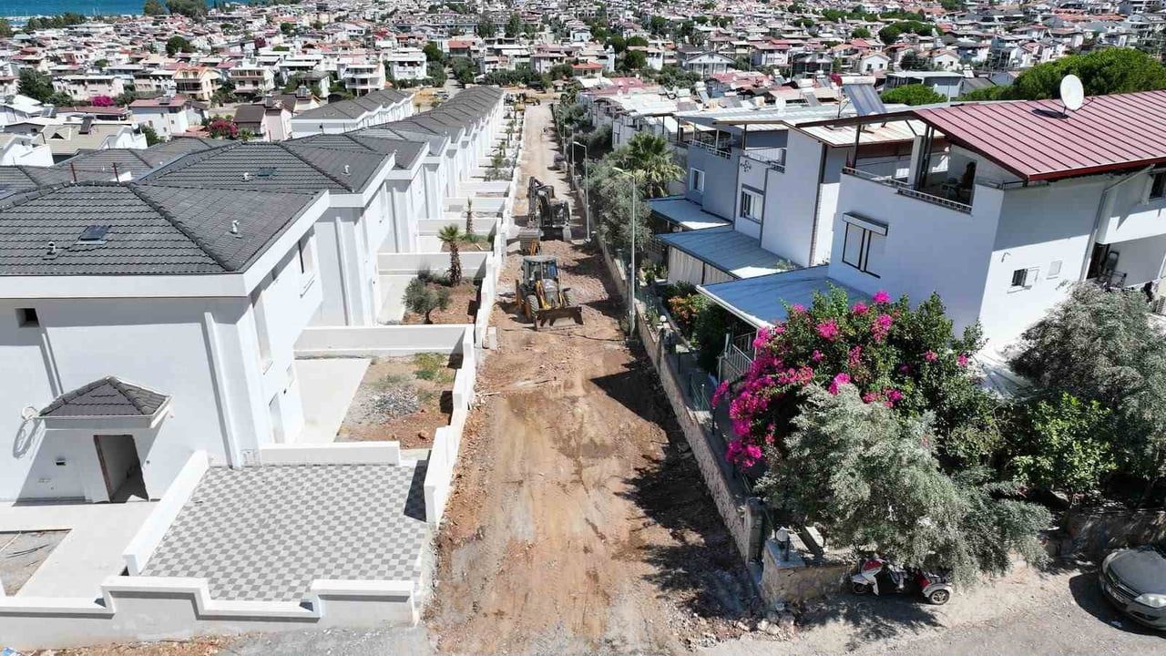 Didim belediyesi Akbük'te yolları etap etap yeniliyor