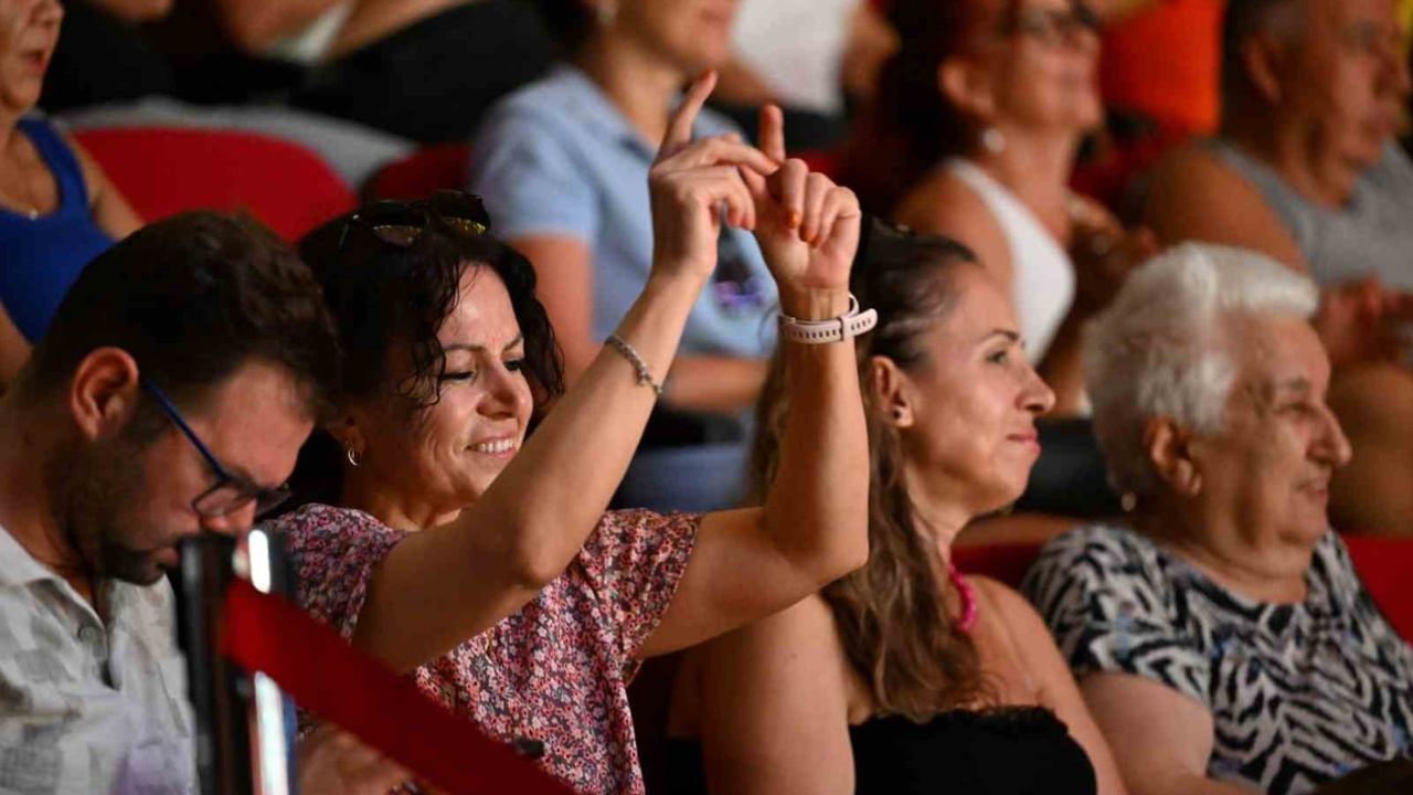 Didim’de nostalji gecesi: 80’ler ve 90’lar şarkıları sahnede