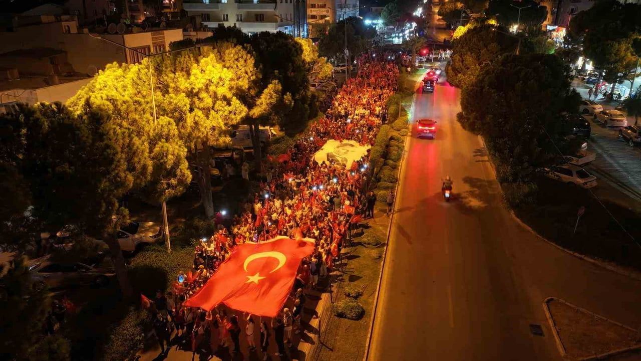 Didim'de zafer gecesi: fener alayı ve konserle kutlandı