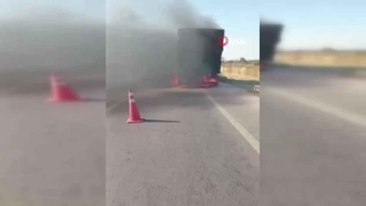 Diğer sürücülerin uyarısı Edirne'de tır dorsesindeki yangının büyümesini engelledi