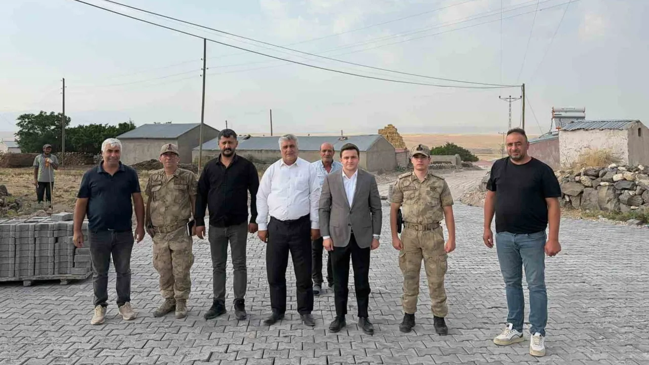 Digor’da kırsala dokunan yatırım: Karabağ köyünde parke taşı döşeme sürüyor
