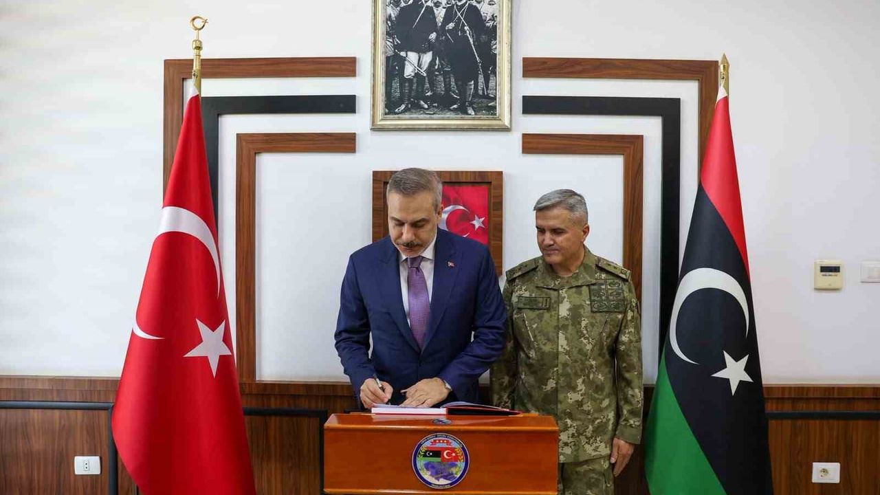 Diplomasi sahasında saha ziyareti: Fidan Trablus'ta TSK birliklerini ziyaret etti