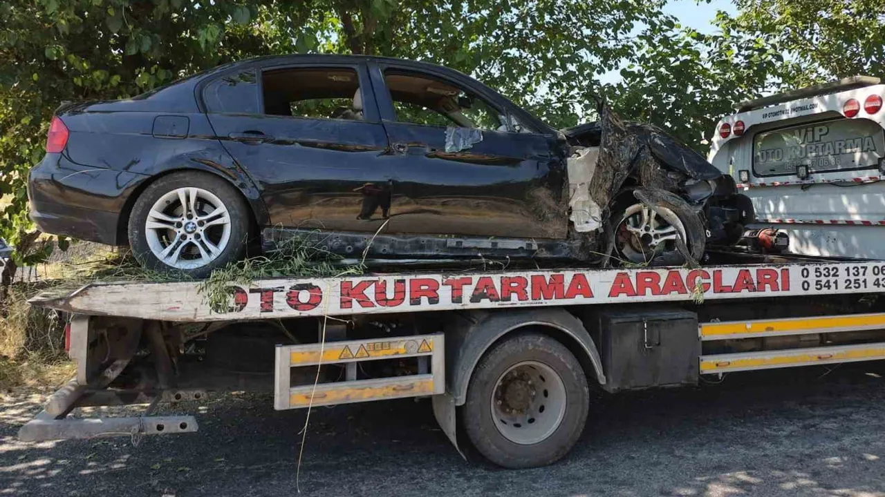 Direksiyon hakimiyeti kaybedilen otomobil boş araziye savruldu