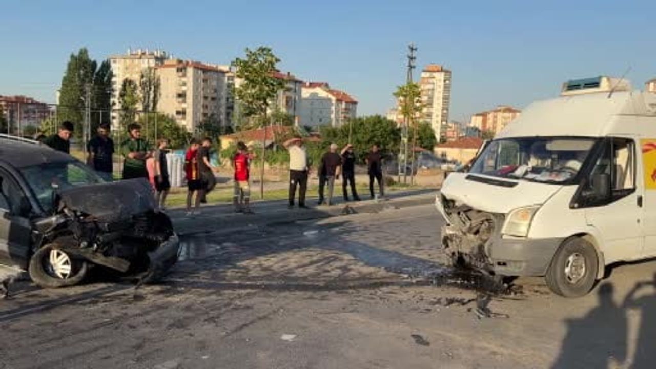 Direksiyon hakimiyetini kaybeden araç karşı şeride geçince kaza: 1’i ağır, 1’i hafif yaralandı