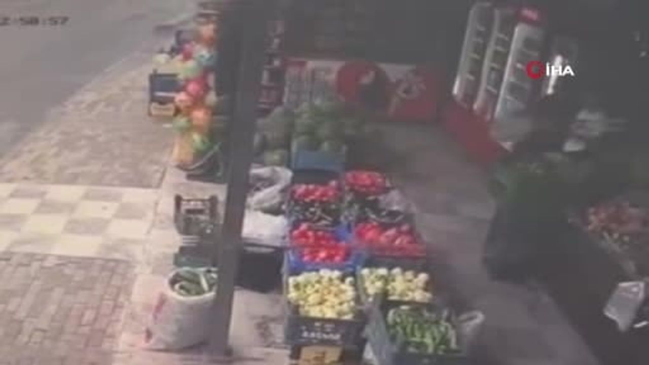 Direksiyon hakimiyetinin kaybı minibüsü evin bahçesine düşürdü