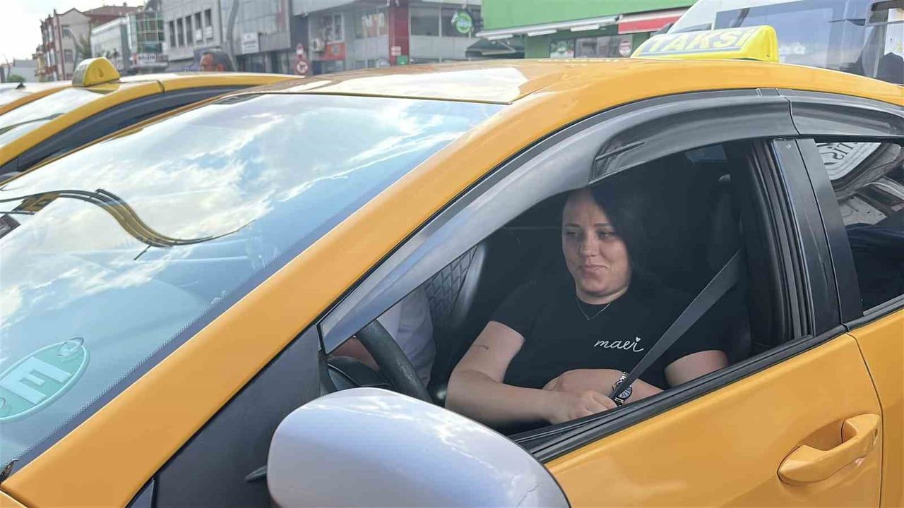 direksiyonda sınırları zorlayan genç kadın taksici