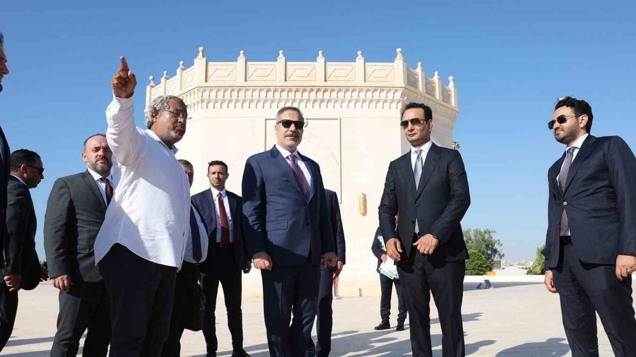 Dışişleri bakanı Hakan Fidan'dan Bingazi'de Ömer Muhtar ziyareti
