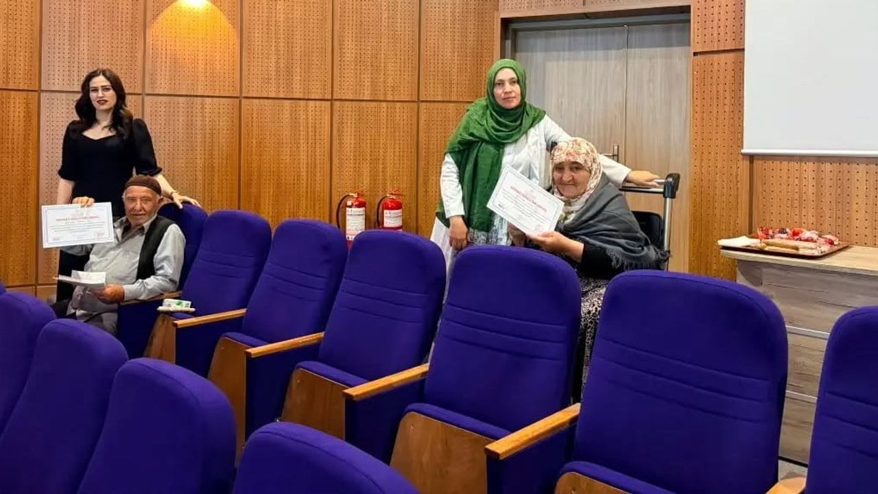 Diyabet Okulu'nu bitiren hastalara diplomaları takdim edildi
