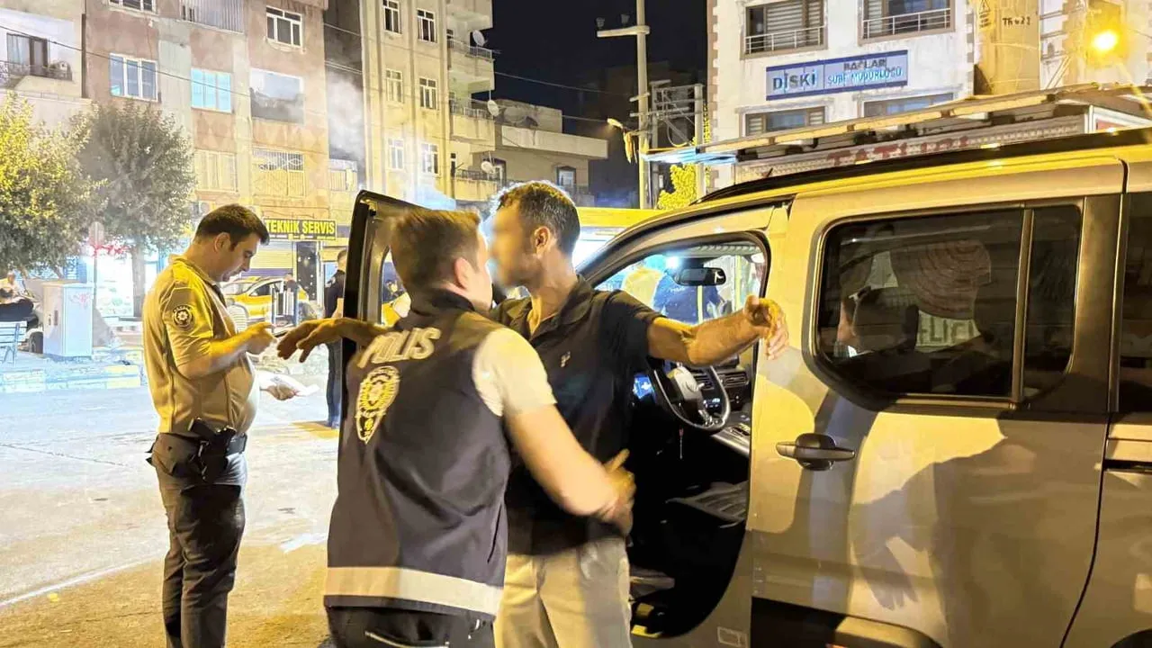 Diyarbakır Bağlar'da gece operasyonu: ruhsatsız silah ve arananlar ele geçirildi