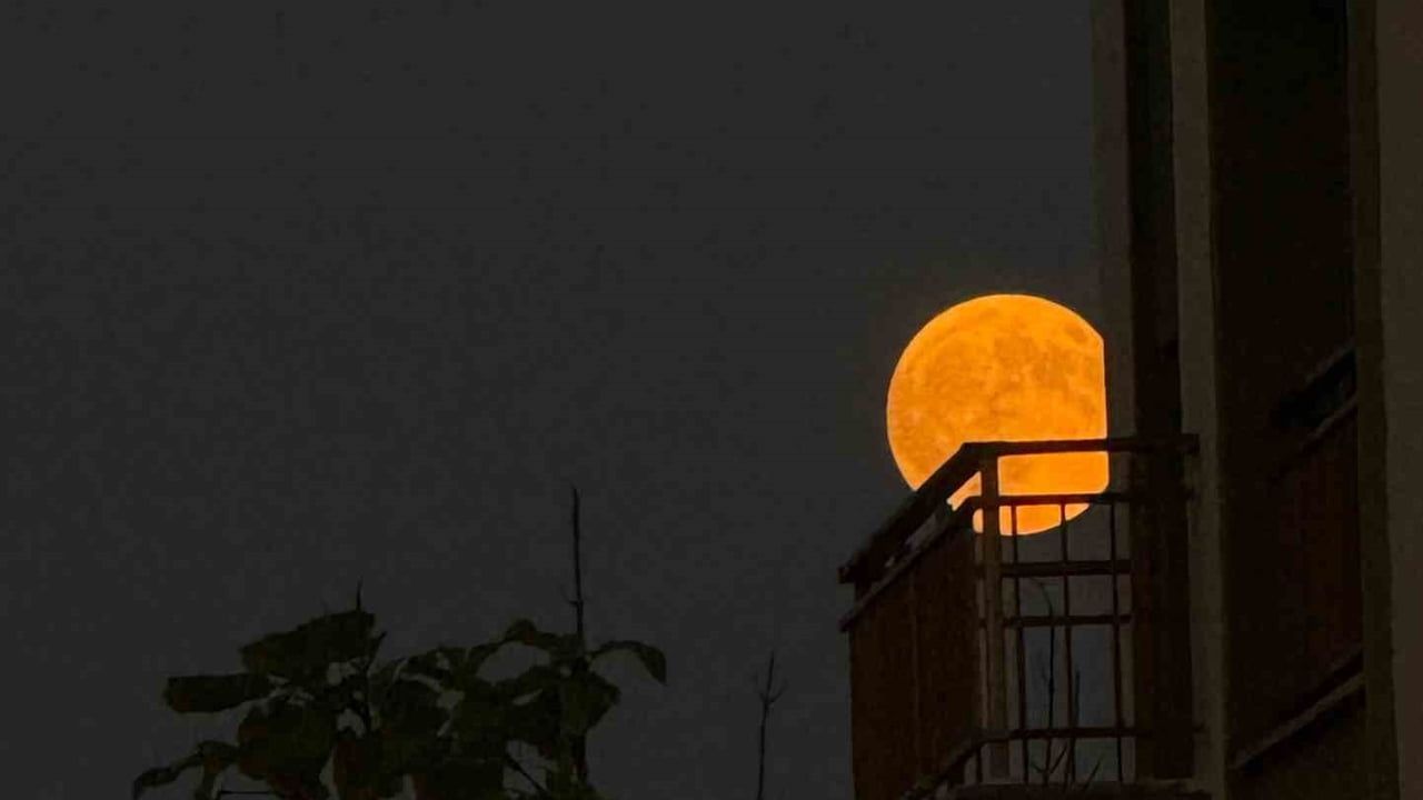 Diyarbakır'da deprem konutlarına eşlik eden dolunay görsel şölen sundu