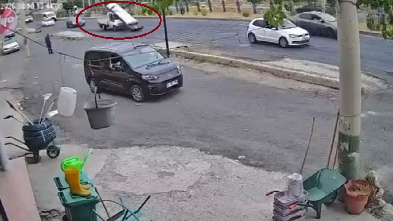 Diyarbakır'da fren sonrası kamyonetten yola savrulan demirler tehlike saçtı