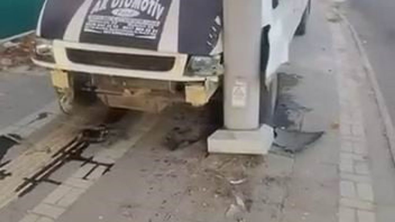 Diyarbakır'da kontrolünü kaybeden transit direğe çarptı: sürücü yaralandı