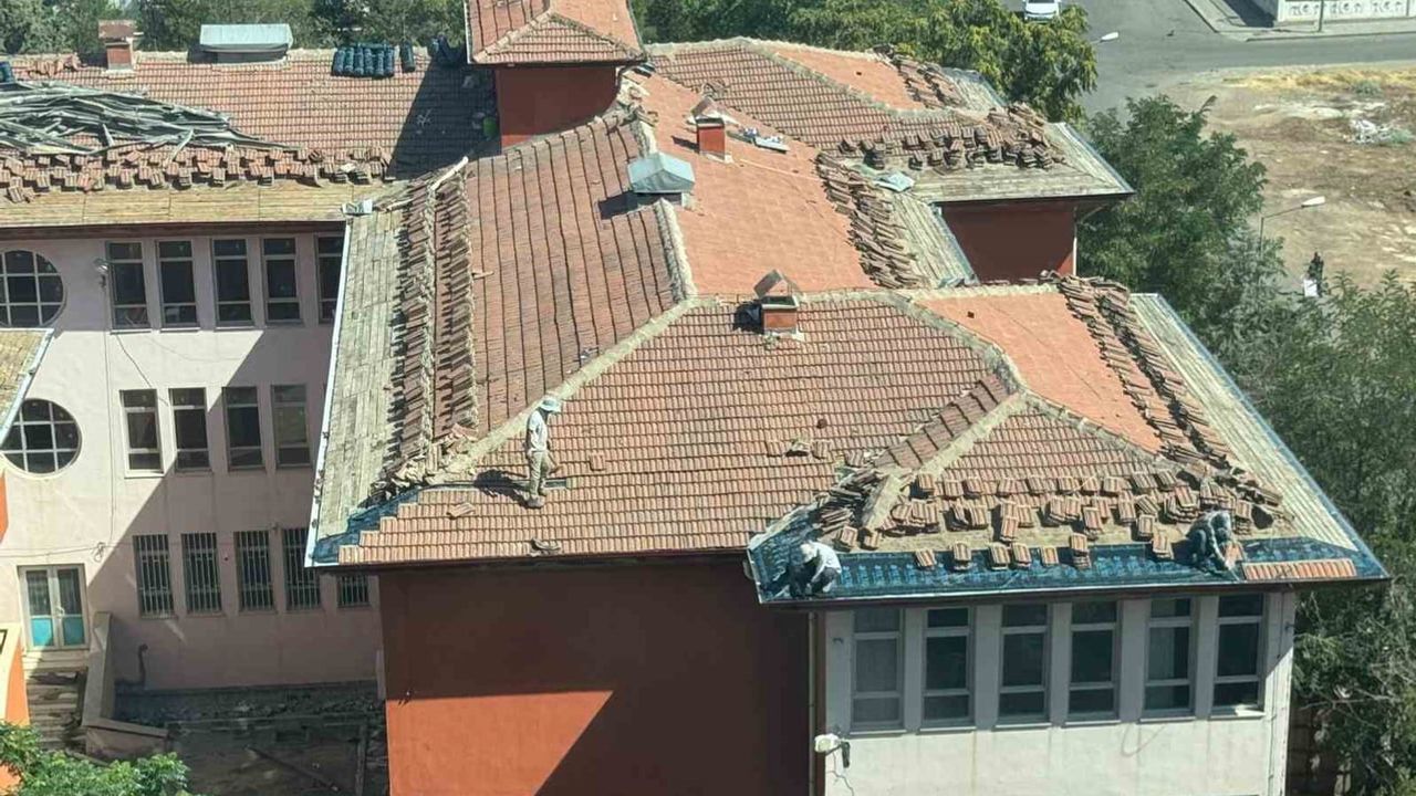 Diyarbakır'da okul çatısında güvenlik önlemi alınmadan çalışan 3 işçi görüntülendi