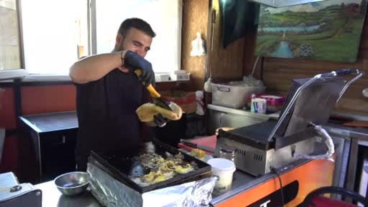 Diyarbakır'da tost tezgahında 60 dereceyle çalışmanın zorluğu