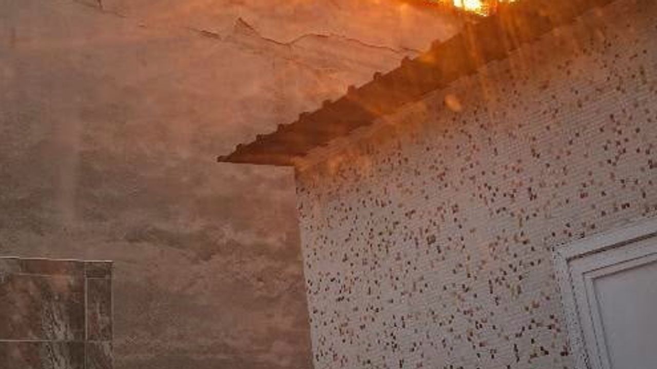 Diyarbakır'da Yenişehir mahallesinde çatı yangını itfaiyenin müdahalesiyle söndürüldü