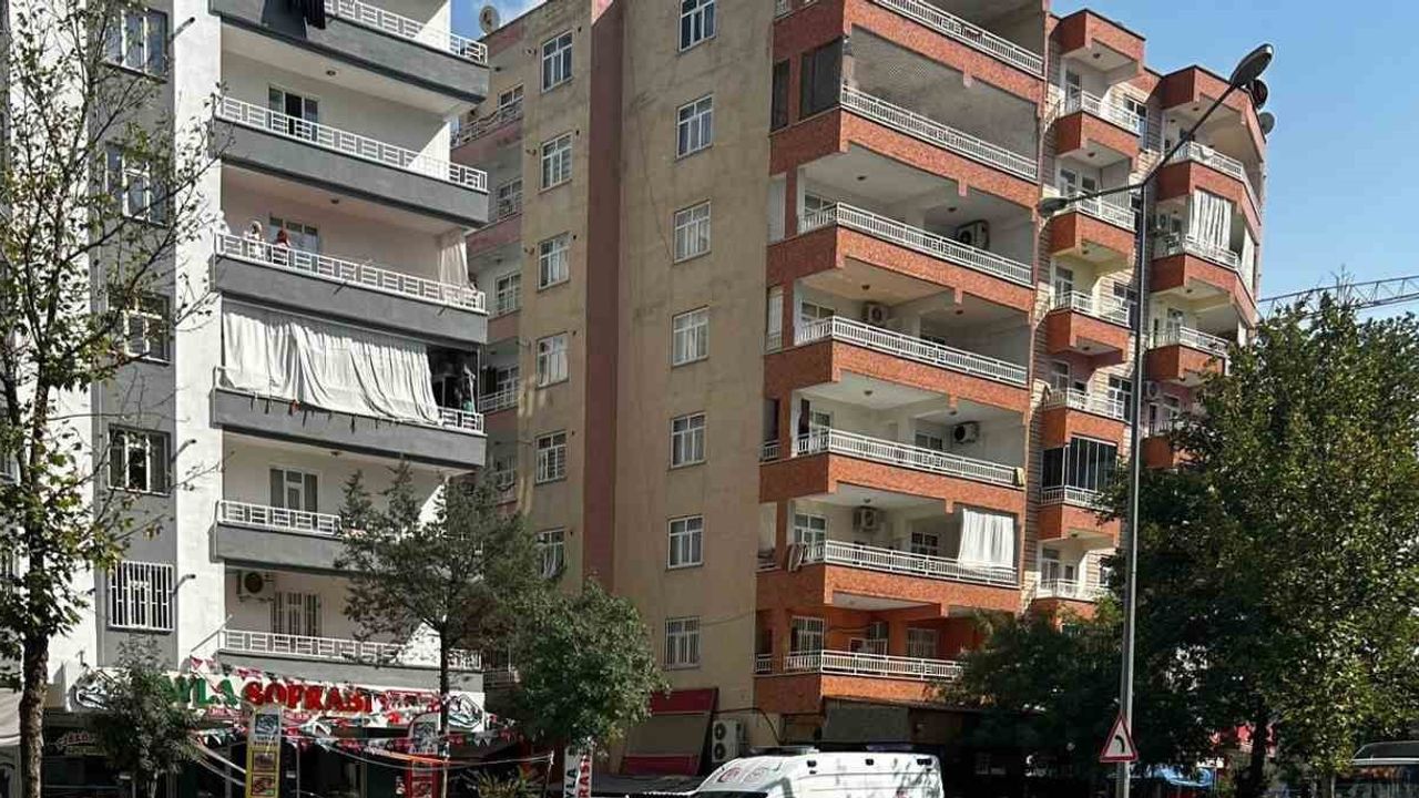 Diyarbakır'da yol geçişi sırasında motosikletin çarptığı yaya yaralandı