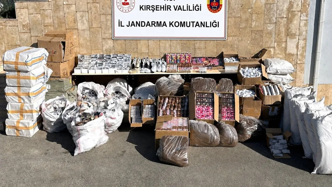Diyarbakır'dan yola çıkan tırda 12,5 milyon liralık kaçak sevkiyat durduruldu