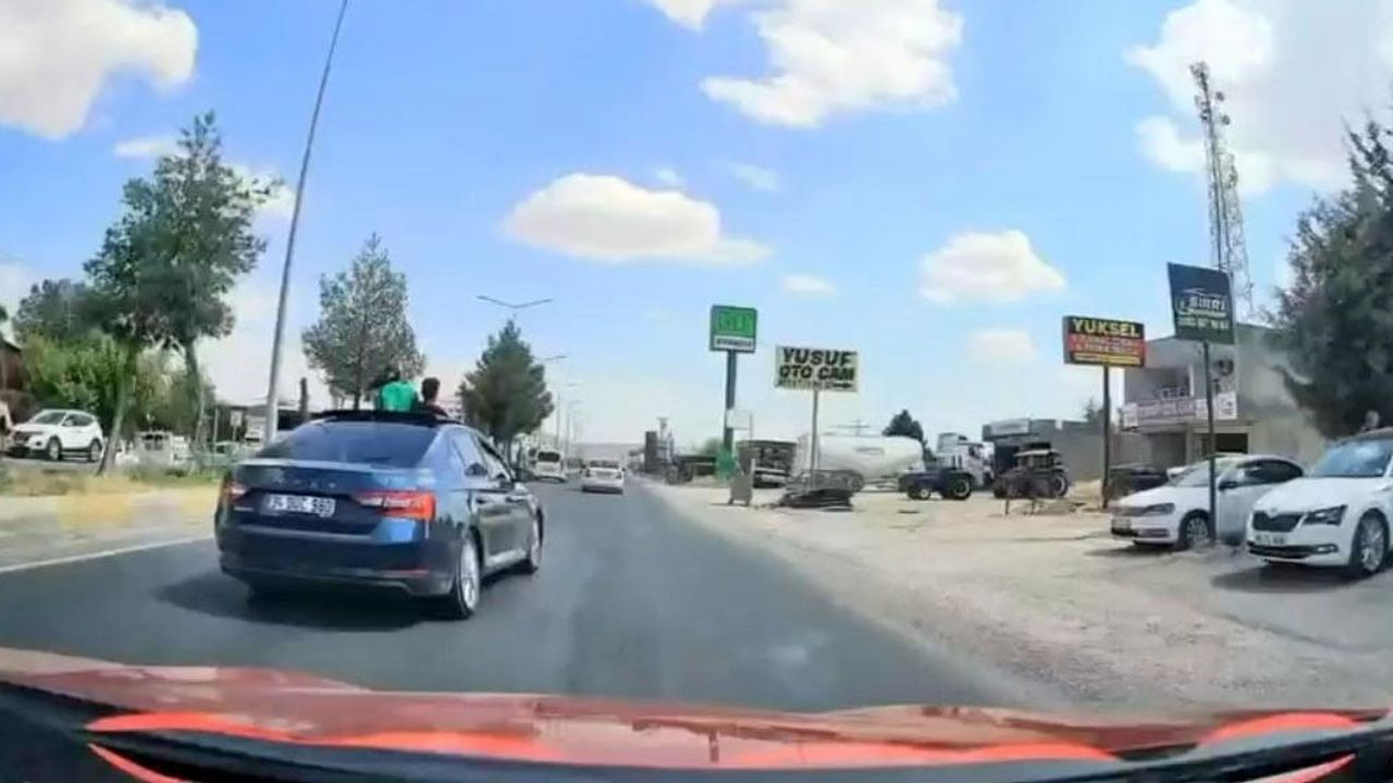 Diyarbakır-Ergani yolunda tehlikeli oyun: iki çocuk sunroofta