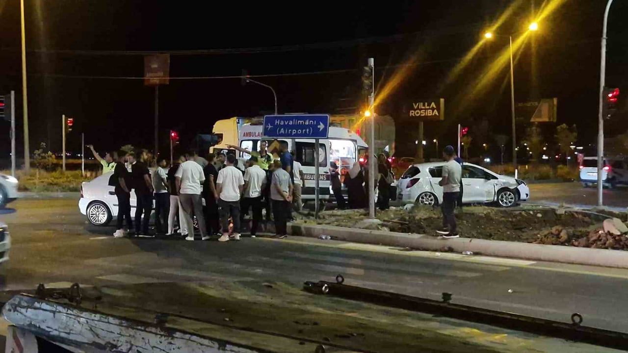 Diyarbakır-Mardin karayolunda iki otomobil çarpıştı: yedi kişi hastaneye kaldırıldı