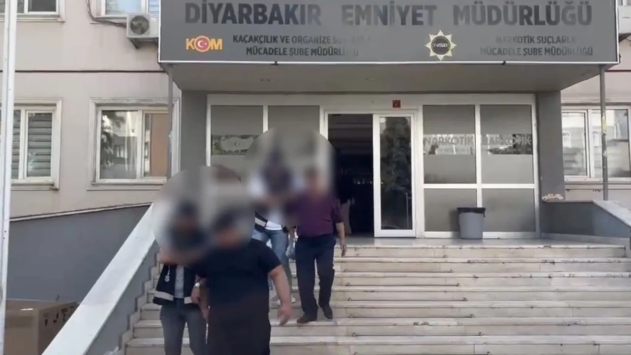 Diyarbakır operasyonunda silah ve pos cihazlarıyla bağlantılı iki kişi tutuklandı