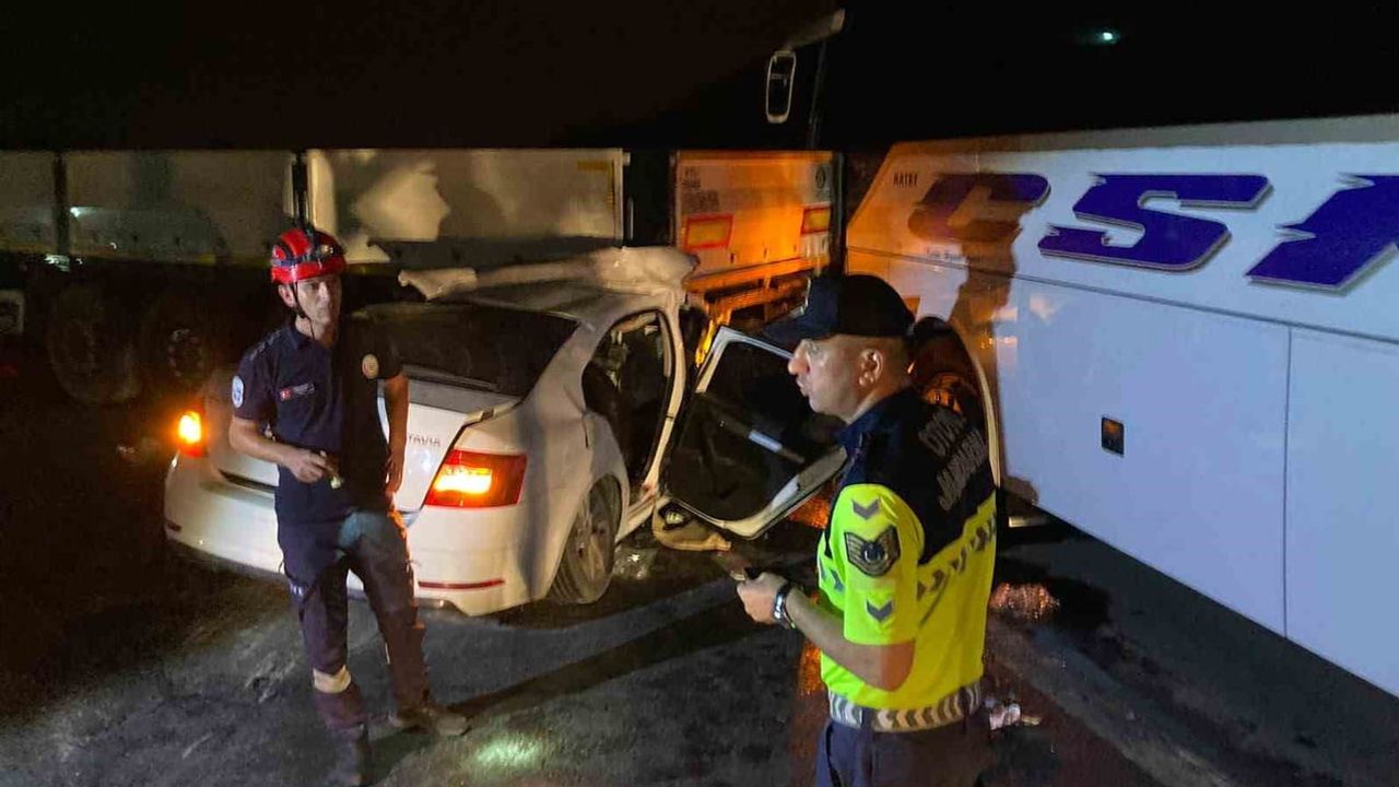 Doğum günü kutlamasına giderken tıra çarpan otomobilde iki genç yaşamını yitirdi