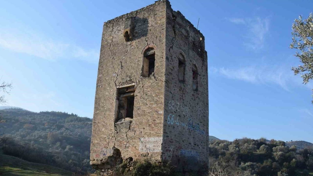 Donduran kulesi restorasyon için gün sayarken duvarları karalanıyor
