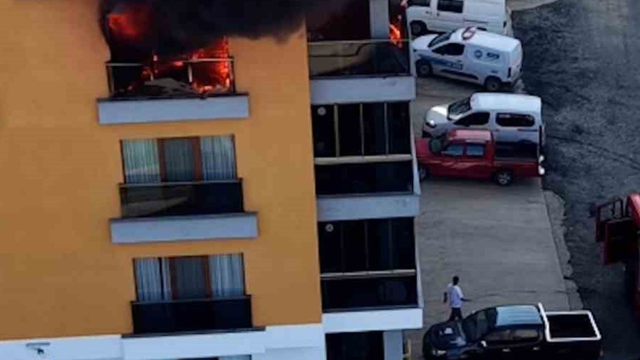Dördüncü kattaki alevler Ardeşen'de bir evi kullanılamaz hale getirdi