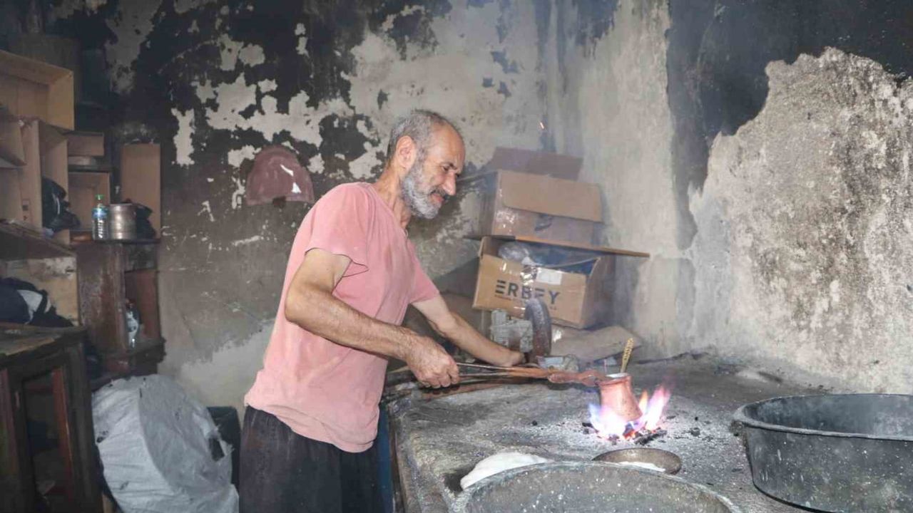 Dördüncü kuşak kalaycı bakırı onarıp şiire döküyor