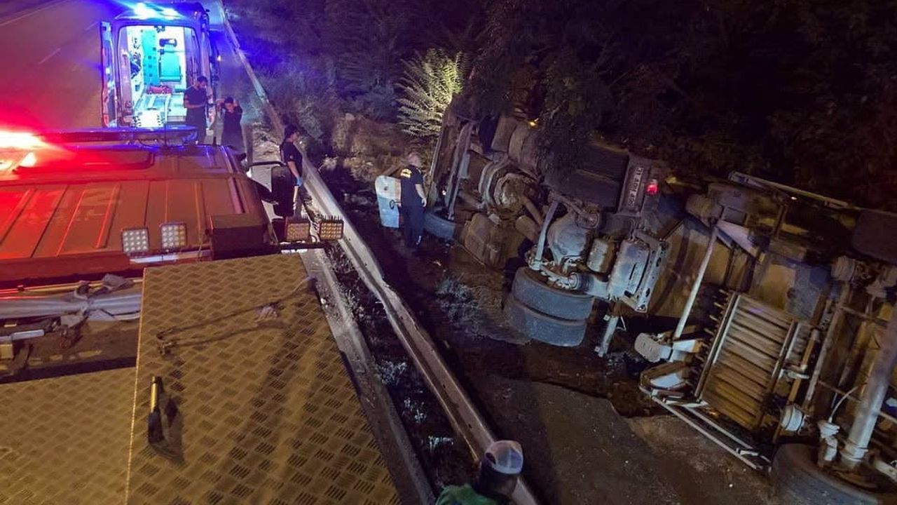 Dörtyol'da otoban girişinde devrilen tır sürücüsü itfaiye ekiplerince kurtarıldı
