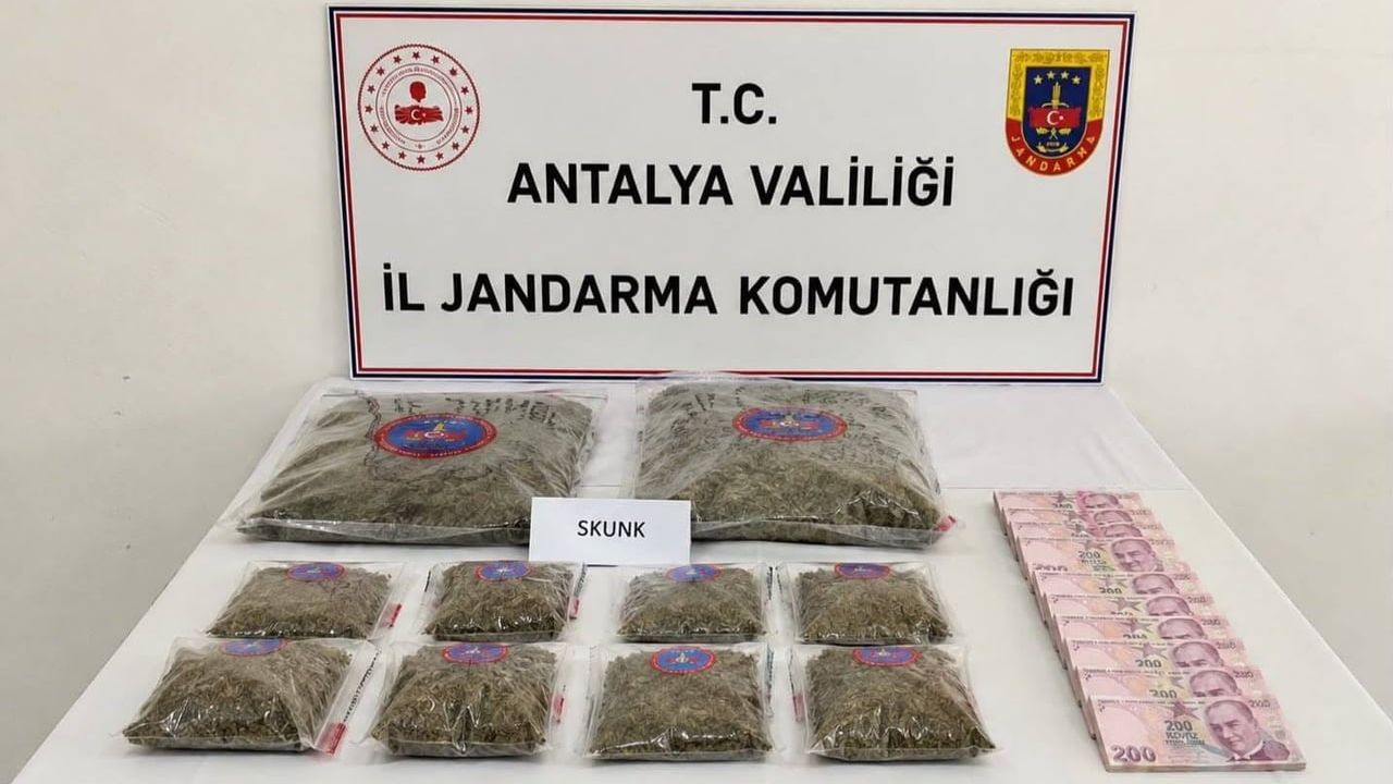 Döşemealtı'nda jandarmadan skunk operasyonu: 5 kilo 650 gram ve 120 bin lira ele geçirildi