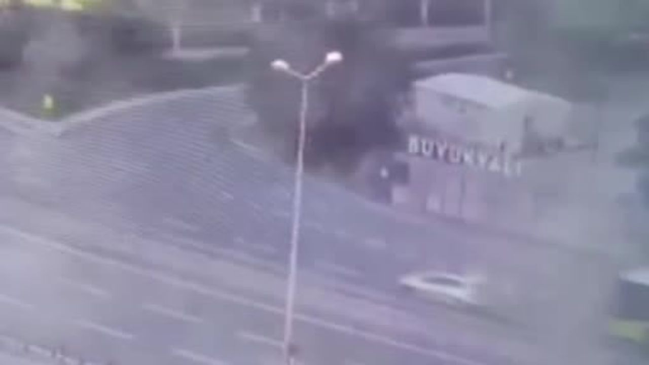 Dron görüntüleriyle kayda geçen İETT otobüsünün site duvarına çarpma anı